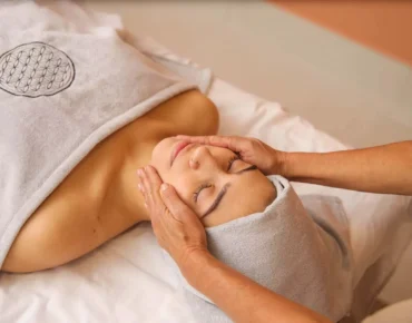 Uma mulher recebendo massagem facial na Sommos SPA